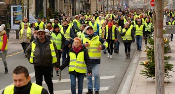 Fearing Yellow Vests, Macron Attacks French Civil Liberties