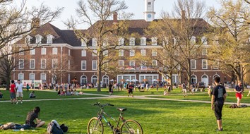 ¿Puede el ambiente social universitario ser sustituido?